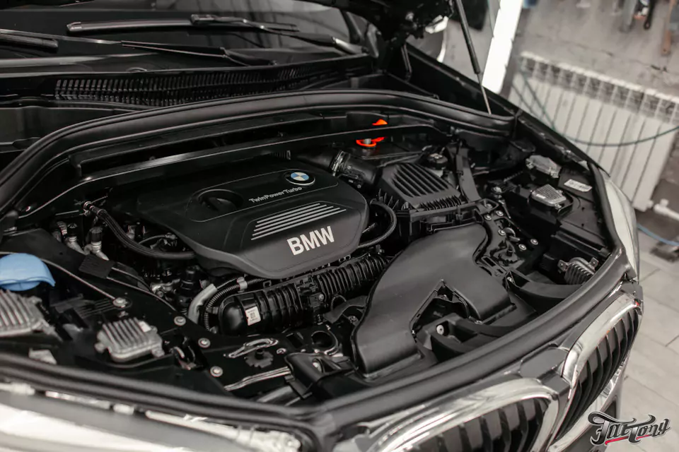 Химчистка салона BMW X1, мойка и консервация подкапотного пространства, полировка и защита фар